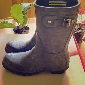 Original water texture short black boots by Hunter